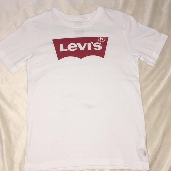 Levi's Tops - 💗Levi’s T-shirt💗